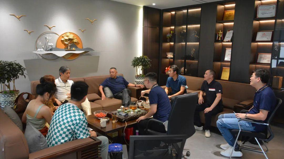微水泥新品广受关注，吸引中国建筑卫生陶瓷协会宫秘书长前来参观考察！